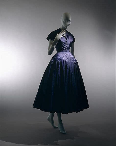 christian dior dresses 1947.